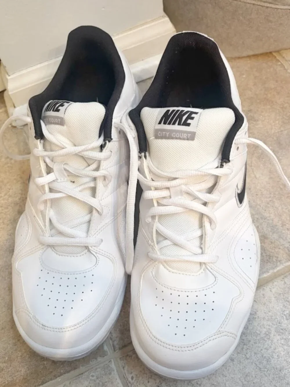 Nike Air Swoosh 386234-101 NWOT Leather City Court Perforated Lace Up Sneakers